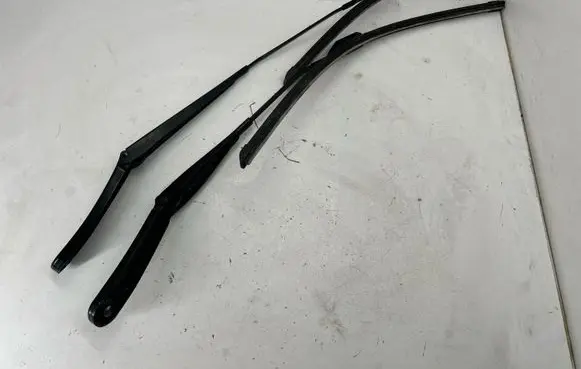 Dodge Hornet Front wiper blade arm 50564304 50564306 68607027aa