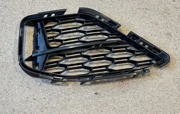 BMW 8 G15 Front bumper lower grill 8074422