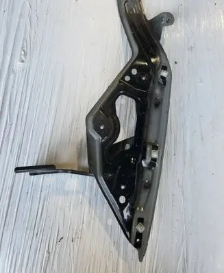 Renault Twingo III Fender mounting bracket 631476725R