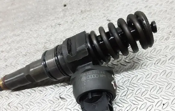 Volkswagen Golf V Fuel injector 0414720215 038130073AG