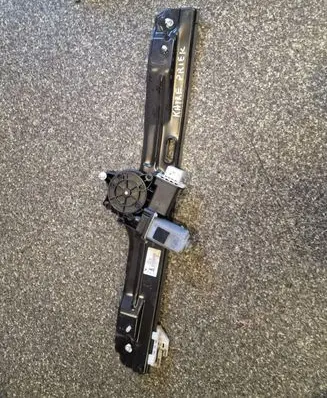 Fiat 500L Front door window regulator with motor
