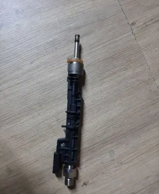 BMW M5 F90 Fuel injector 7852362 10213541