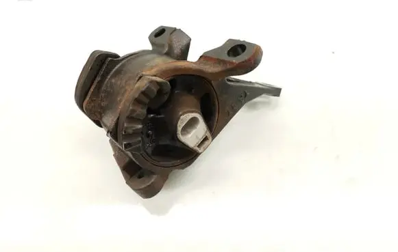 Mazda 5 Engine mount bracket