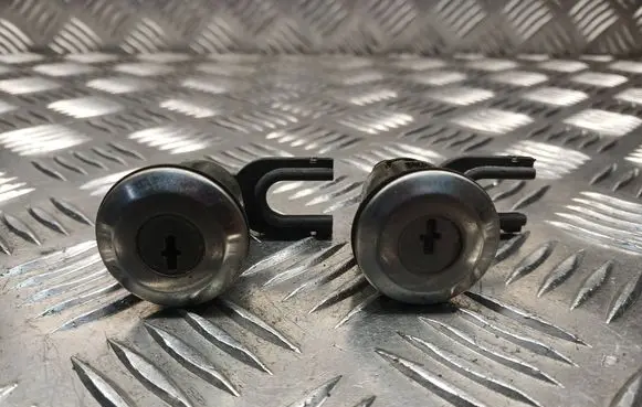Citroen Xsara Picasso Front door lock (next to the handle) 