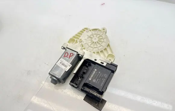 Volkswagen PASSAT B6 Front door window regulator motor 1K0959792L