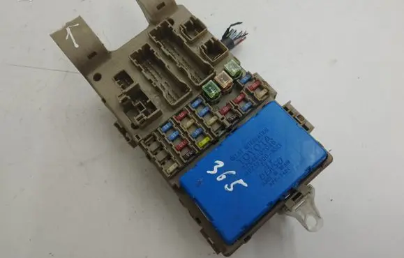 Toyota Corolla E120 E130 Fuse module 8264102040