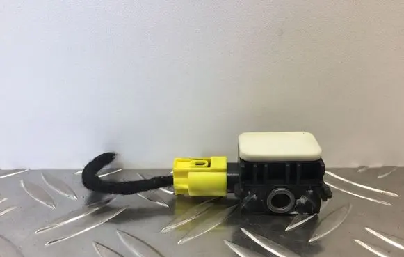 Mercedes-Benz S W221 Airbag deployment crash/impact sensor 0038202826 965010801 131402791Q01