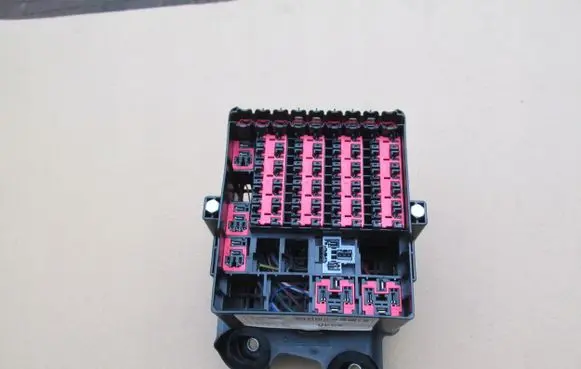 Ford B-MAX Relay mounting block 