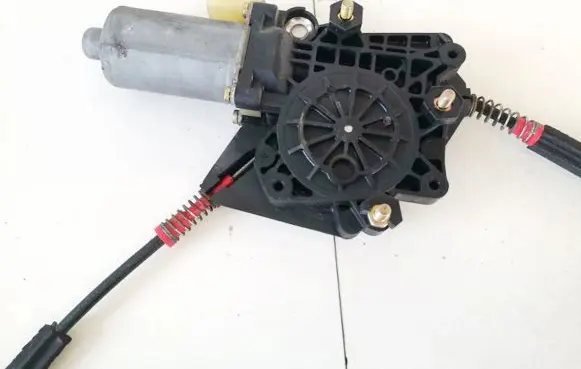Ford Fiesta Front door window regulator motor 0130821883