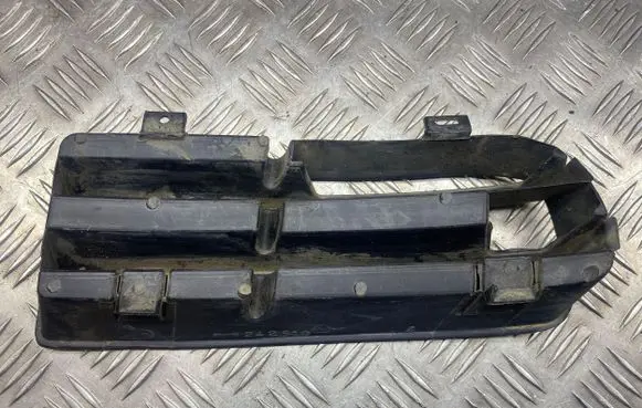 Volkswagen Golf IV Front bumper lower grill 242510