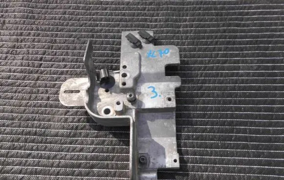 Engine mount bracket