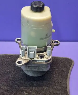 Ford Kuga I Power steering pump 4M513K514CB