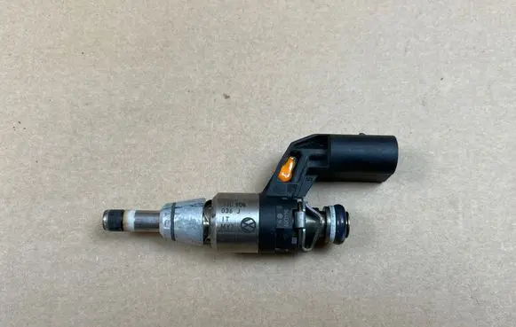 Volkswagen PASSAT B6 Fuel injector 03C906036J