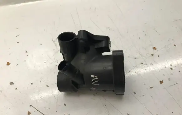 Toyota Avensis T270 Thermostat housing 16320OR020 163200R011 163200R020