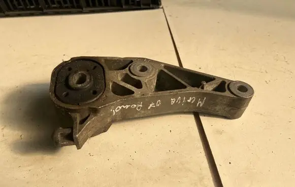 Opel Meriva A Gearbox mount 13143386 13117089