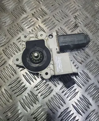 Rear door manual window regulator