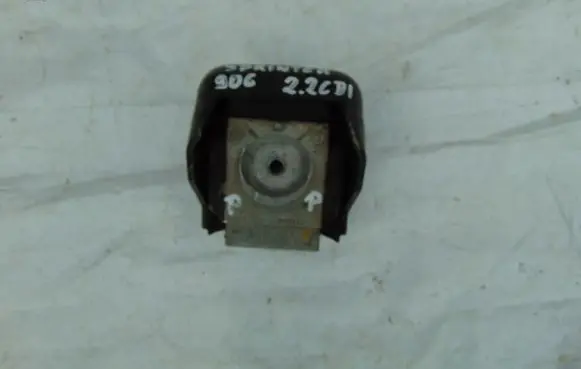 Mercedes-Benz Sprinter W906 Engine mount bracket