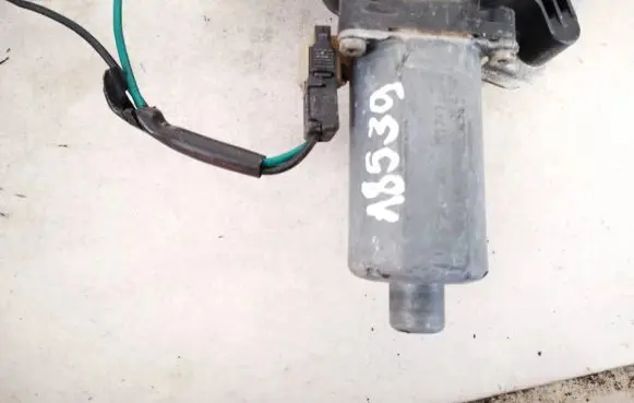 Mercedes-Benz E W210 Front door window regulator motor 0130821671