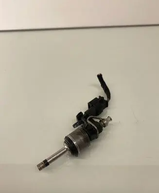 Volkswagen Polo VI Fuel injector 0261500443