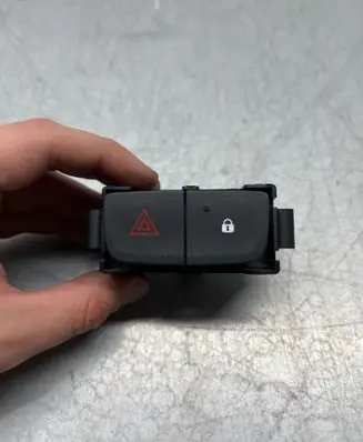Renault Trafic III (X82) Hazard light switch E3160102