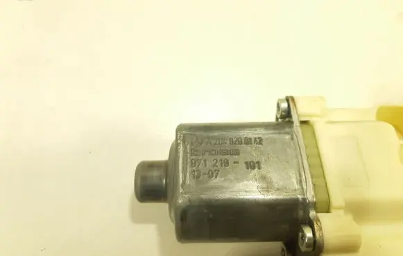 Mercedes-Benz E W212 Front door window regulator motor A2048200142