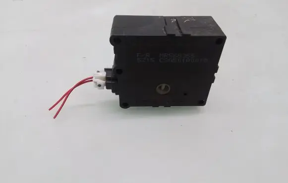 Mitsubishi Pajero Sport I Air flap motor/actuator MR568355