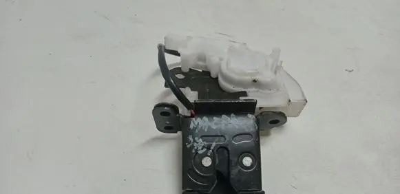 Mazda 3 I Tailgate/trunk/boot lock/catch/latch