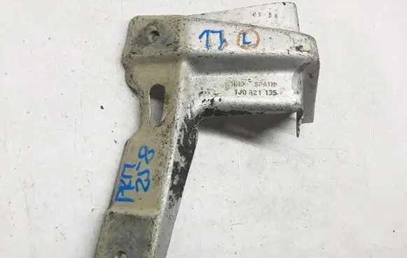 Volkswagen Golf IV Fender mounting bracket 1J0821135