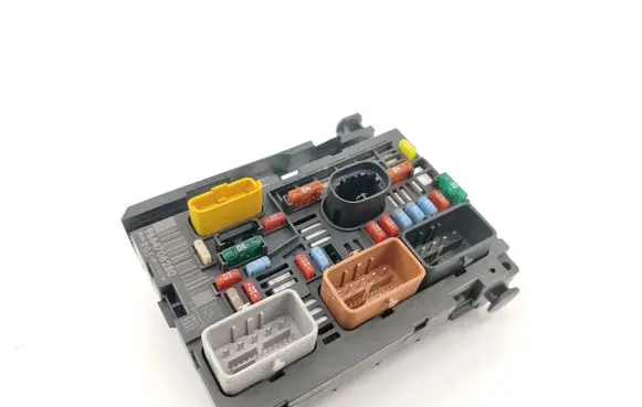 Peugeot 308 Fuse module 9664706280