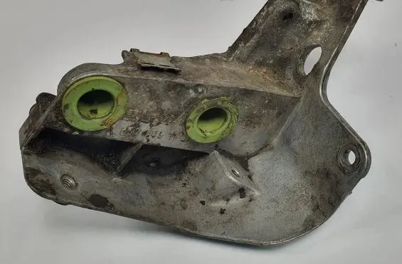 Mercedes-Benz C W204 Engine mounting bracket A6460941141
