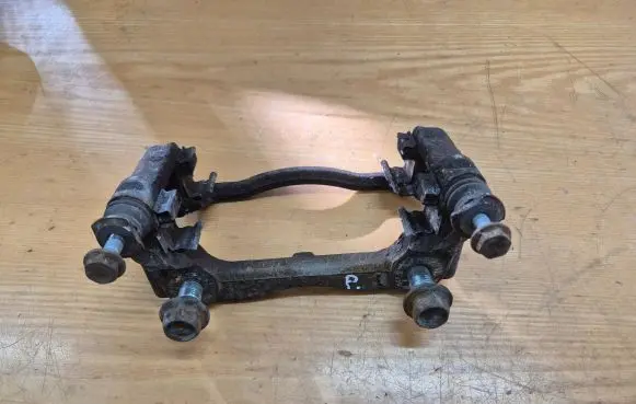 Honda CR-V Front Brake Caliper Pad/Carrier Y04285