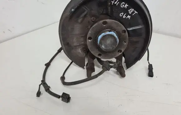 Rear wheel hub spindle/knuckle