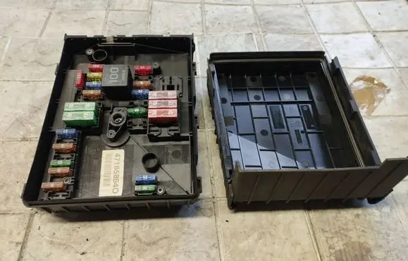 Volkswagen Golf V Fuse box set 1D201006 47165854O