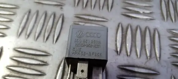 Volkswagen PASSAT B5.5 Other relay 8D0951253A V23134-B52-X301