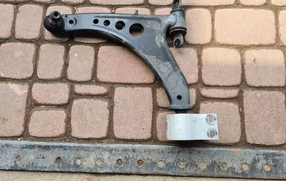 Opel Insignia B Front lower control arm/wishbone 84198832