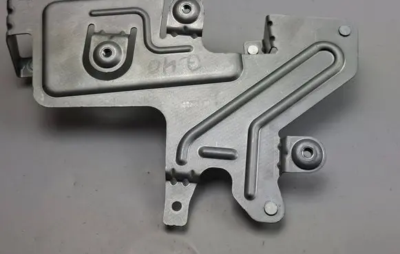 Headlight/headlamp mounting bracket