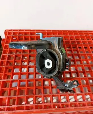 Lexus CT 200H Engine mount bracket AV-A3273