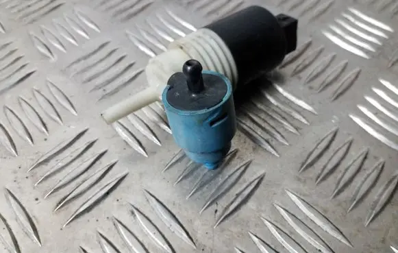 Volkswagen Golf III Windscreen/windshield washer pump 1H6955651