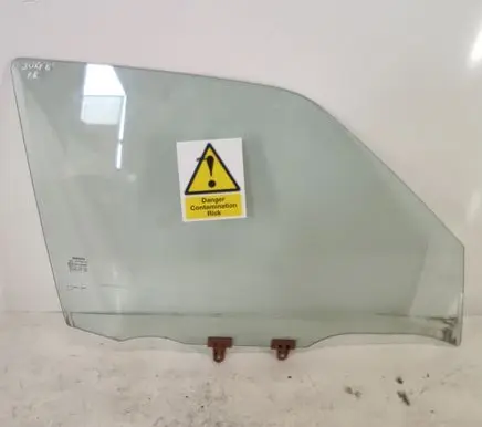 Nissan Juke I F15 Front door window glass four-door