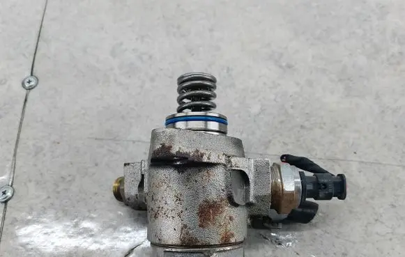 Skoda Fabia Mk3 (NJ) Fuel injection high pressure pump 04E127026BH