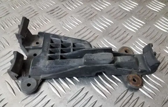 Front bumper mounting bracket