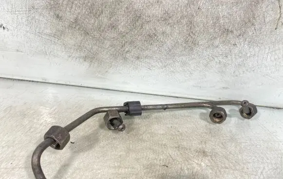 Volkswagen Golf IV Fuel injector supply line/pipe 