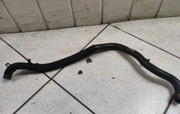Chrysler Town & Country V Engine coolant pipe/hose