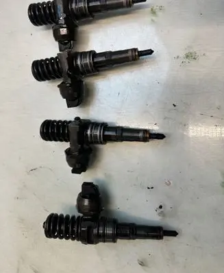 Volkswagen PASSAT B6 Fuel injector 038130073BQ