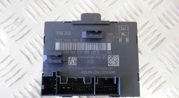 Volkswagen Tiguan Door control unit/module 5Q0959595B 5Q0959595E
