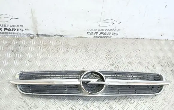 Opel Vectra C Front bumper upper radiator grill 13106812