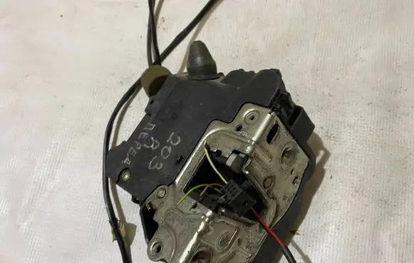 Mercedes-Benz C W203 Front door lock 2037200235 A2037200235