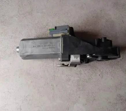 Volvo XC90 Seat adjustment motor 0390203248