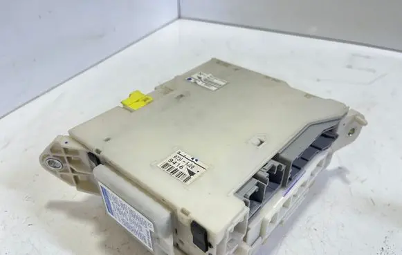 Lexus IS 220D-250-350 Fuse module 8273053020