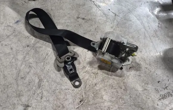 Lexus IS 220D-250-350 Front seatbelt J090331
